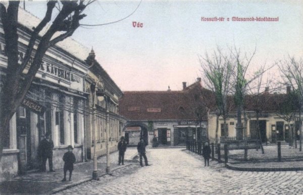 1910-es évek. A Kossuth tér, az „intelligencia összejövetelének helye". A Műcsarnok kávéház, a saroké pület a Kaszinó kávéház, később Központi vagy Nemzeti kávéház néven, középen hátul a káptalani kissörház, ami korábban a káptalanváci városháza volt, mellette a Váci Kereskedő Ifjak Egyesületének székháza